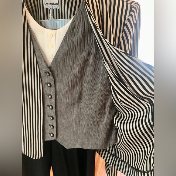 Womens Black and Cream Pant Suit. Perception. Size 10. Rayon and Acetate. - Picture 3 of 5